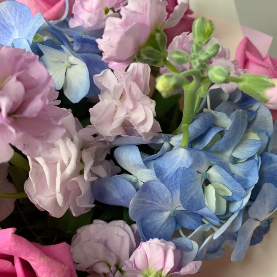 Букет с голубой гортензией и розами - фото 5