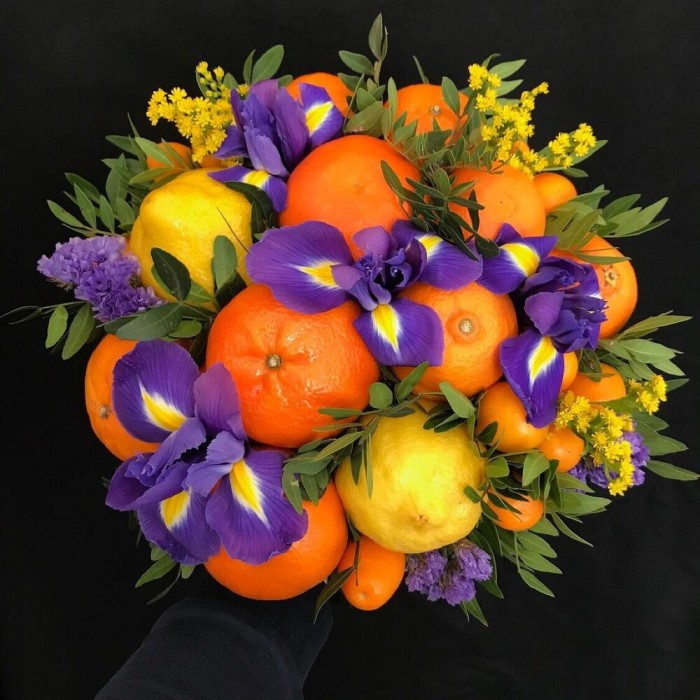 Букет с апельсинами и цветами